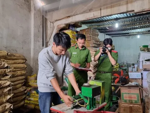 Lâm Đồng: Bắt quả tang cơ sở sản xuất phân bón trái phép