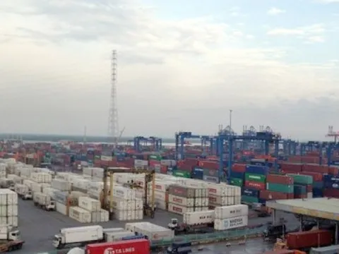 Giá xăng dầu giảm mạnh, chi phí logistics không thể neo cao