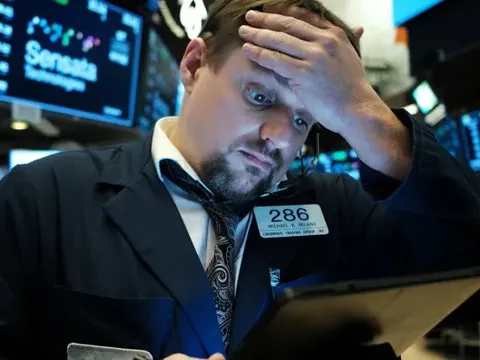 Nasdaq giảm hơn 1%, Phố Wall chìm trong sắc đỏ