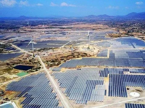 Điện tái tạo chiếm bao nhiêu % sản lượng toàn hệ thống trong 8 tháng đầu năm?