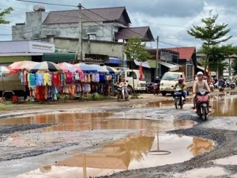 Cận cảnh tuyến đường liên xã chằng chịt "ổ voi, ổ gà" ở Đắk Nông, dân kêu trời