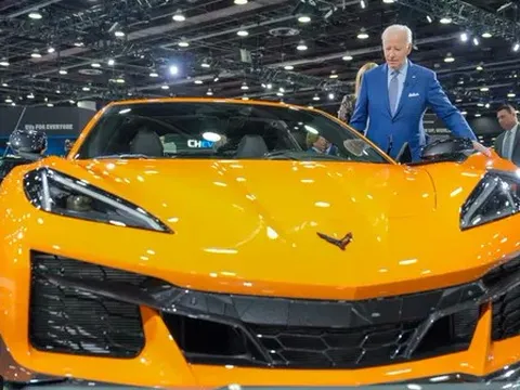 'Người mê xe' Biden đăng bài quảng bá xe điện, nhưng lại dùng ảnh xe xăng