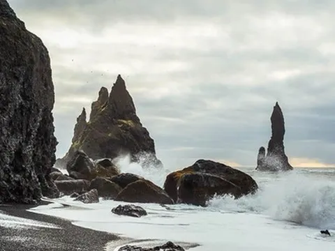 Bãi biển cát đen độc đáo nổi tiếng nhất thế giới, không ai được phép tắm