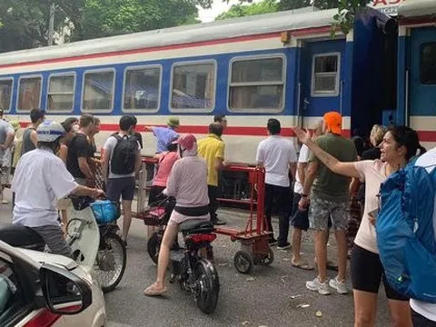 Hà Nội: Du khách nước ngoài gặp nạn khi chụp ảnh ở phố cà phê đường tàu