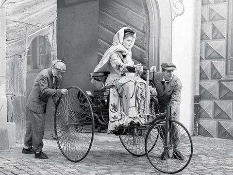 "Mỹ nhân" đứng sau đế chế Mercedes-Benz: Mượn của hồi môn để dồn tiền cho chồng thành lập nhà xưởng, tự đi 180km để thử nghiệm xe, làm thay đổi cả ngành công nghiệp ô tô