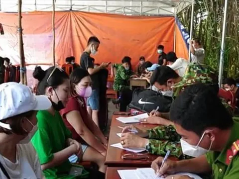 Hàng trăm lao động xin về nước qua cửa khẩu Mộc Bài