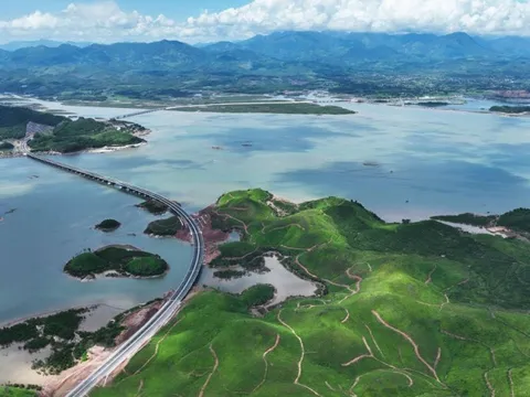 Quảng Ninh hái trái ngọt nhờ quyết sách "giao thông đi trước một bước"