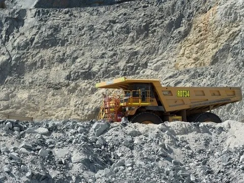 Giá 'vàng trắng' thiết lập kỷ lục mới - các nhà sản xuất ô tô điện như ngồi trên đống lửa