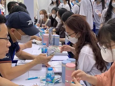 'Choáng' vì học phí tăng