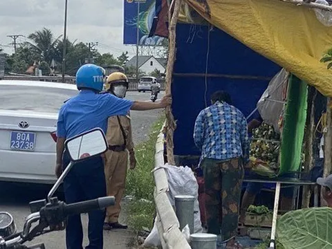 CLIP: Dẹp hàng loạt sạp bán hàng gây bức xúc dư luận dưới chân cầu Mỹ Thuận