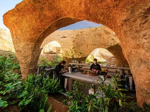 Nhà hàng được 'tạo tác' như hang động dưới lòng đất Nhật Bản