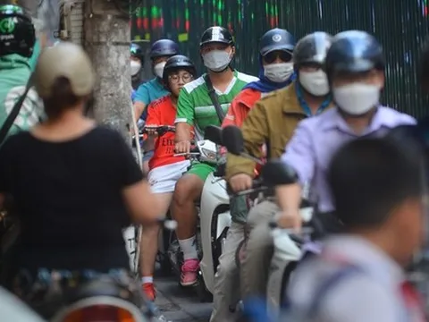 Ảnh, clip: Công trình xây dựng giữa phố Hà Nội khiến người dân chật vật di chuyển