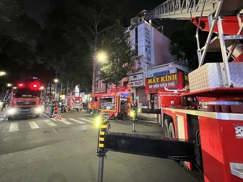 TP.HCM: Cháy thẩm mỹ viện, cảnh sát cắt cửa cuốn cứu 7 người