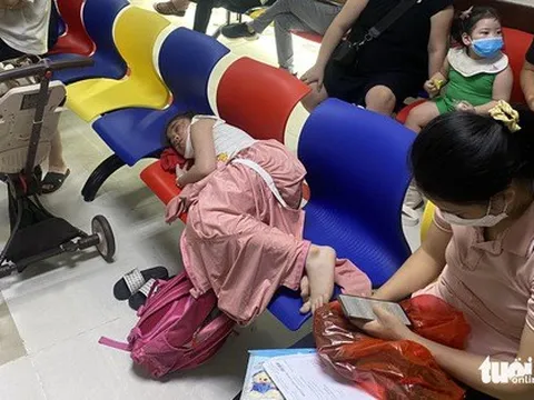 Bệnh nhi nằm vạ vật vì nhiều bệnh viện ở Hà Nội quá tải