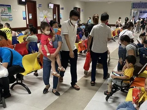 Nhiều bệnh viện ở TP.HCM, Hà Nội đang chật kín bệnh nhi nhiễm vi rút, bệnh hô hấp...