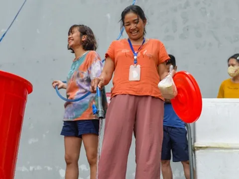 Hà Nội: Người dân mang xô, thùng xếp hàng giữa trưa đợi lấy nước