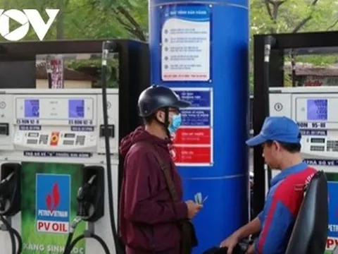 Doanh nghiệp, đại lý kinh doanh xăng dầu “gồng mình” giữ chân khách hàng