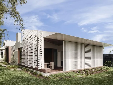 Ngôi nhà trắng với thiết kế cửa như mang cá, không gian tinh tế, sang trọng, cực thoáng mát