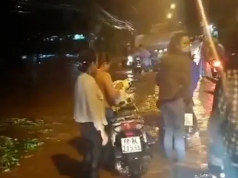 Đồng Nai: Mưa kéo dài gần 2 giờ, nhiều xe máy bị nước cuốn trôi