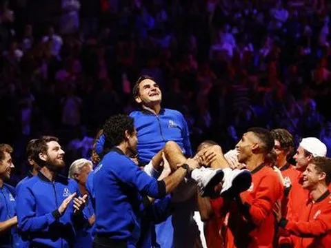 Tay vợt huyền thoại Roger Federer bật khóc khi kết thúc sự nghiệp với những cột mốc không thể nào quên