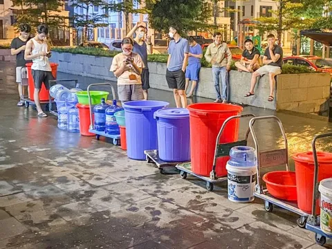 Hà Nội: Cư dân ngao ngán xếp hàng xuyên đêm đợi lấy nước sạch