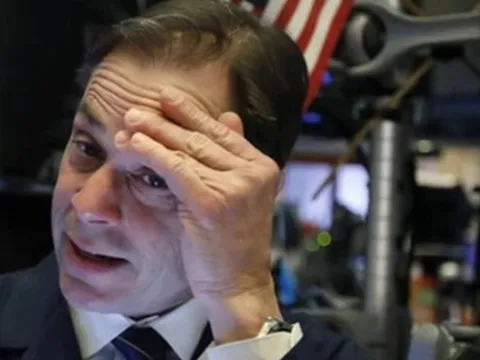 Dow Jones có lúc giảm hơn 800 điểm, "thước đo nỗi sợ hãi trên phố Wall" tăng vọt