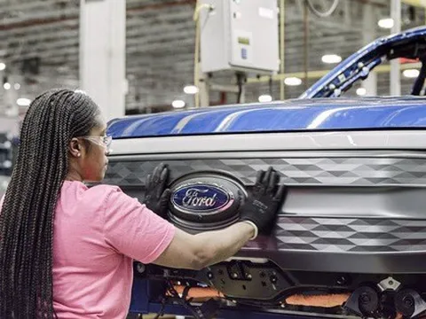 Xe Ford không thể giao cho khách vì… thiếu logo