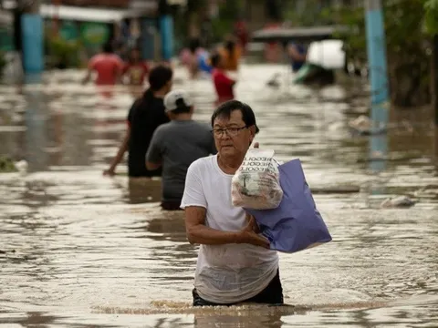 Siêu bão Noru duy trì cường độ mạnh khi áp sát miền Trung nước ta