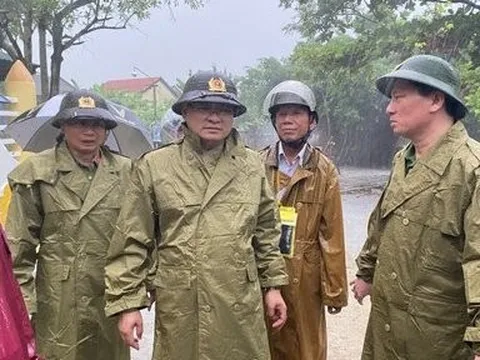 Huế: Ứng phó bão số 4, Giám đốc công an tỉnh đi kiểm tra, chỉ đạo