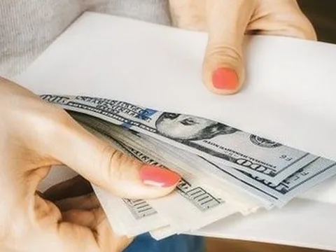 Các cặp đôi Mỹ mới cưới 'nhiệt tình' nhận 'phong bì' vì lãi suất quá cao