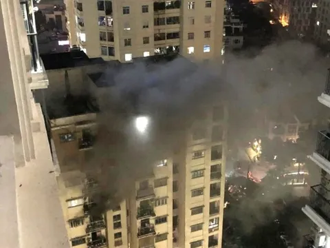 Gọi bạn gái không về, người đàn ông đốt tủ quần áo làm cháy căn hộ chung cư