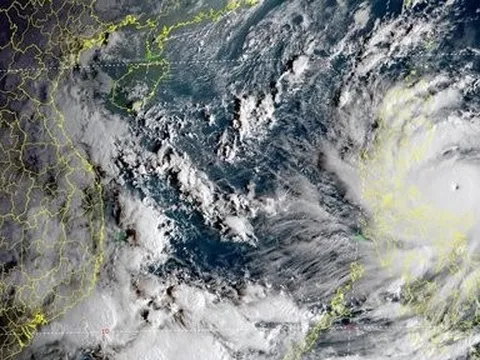 Bão Noru giật trên cấp 17 tại tâm bão, Đà Nẵng mưa lớn, Lý Sơn nổi sóng gió