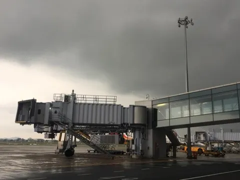 Siêu bão Noru: 10 sân bay phải đóng cửa, hàng chục nghìn hành khách bị ảnh hưởng