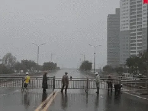 VIDEO BÃO SỐ 4 (NORU): Sóng lớn, mưa to, gió thốc rợn người