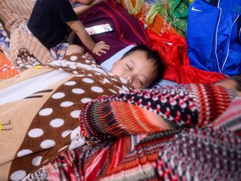 Ảnh: Giấc ngủ tạm của trẻ nhỏ miền biển Thừa Thiên - Huế tại nơi trú bão