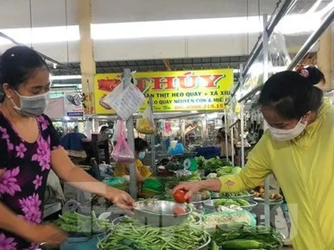 Giá rau xanh tăng vọt, hàng từ miền Trung về TPHCM bị gián đoạn do bão