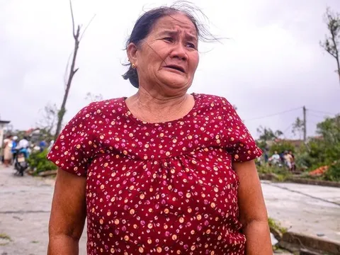 Ảnh: Dân miền biển ở Huế ứa nước mắt nhìn nhà cửa, tài sản bị bão Noru tàn phá