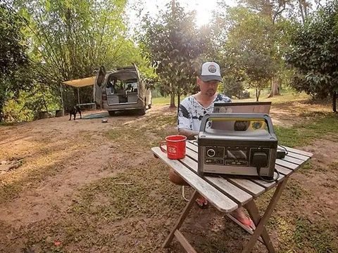 Bí quyết rong chơi mà vẫn có tiền của cặp vợ chồng bán gần hết tài sản để đi du lịch trên ôtô