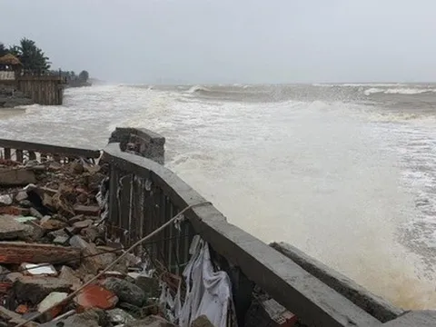 Chủ nhà hàng ven biển Cửa Đại lại "khóc ròng" vì bão Noru nuốt chửng bờ kè