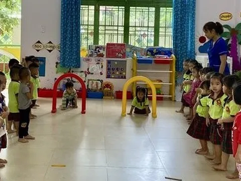 Người dân đi làm, trẻ em đi học lại sau bão Noru