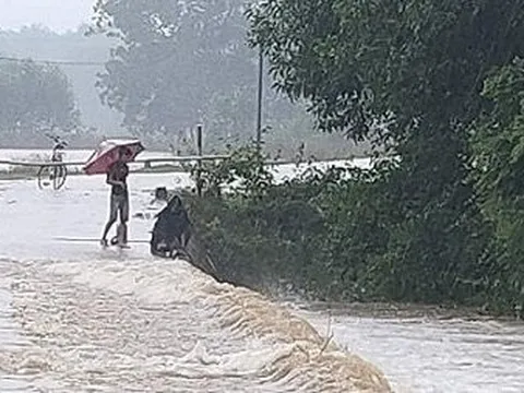 Hà Tĩnh: Nước sông dâng cao, hàng trăm hộ dân cô lập trong nước lũ