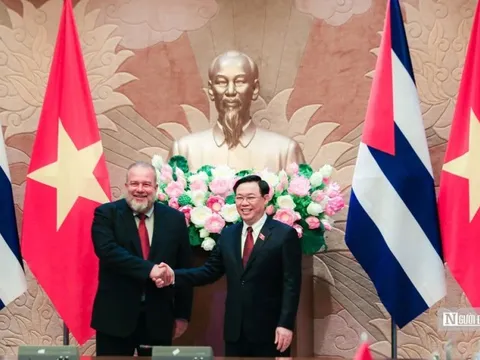 Chủ tịch Quốc hội Vương Đình Huệ tiếp Thủ tướng Cuba