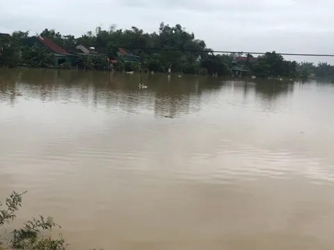 Hà Tĩnh: Mưa lớn gây ngập quốc lộ 1, lực lượng chức năng buộc phải cấm đường