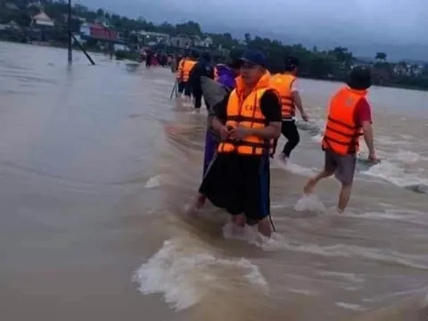 Trên đường đi khám bệnh về, 2 vợ chồng bị nước lũ cuốn mất tích