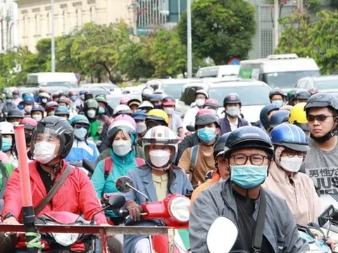 Video: Cấm lưu thông qua cầu Nguyễn Hữu Cảnh bị võng, giao thông đang rối