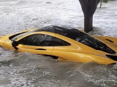 Vừa tậu siêu xe McLaren triệu USD, chủ xe cay đắng nhìn bão cuốn mất
