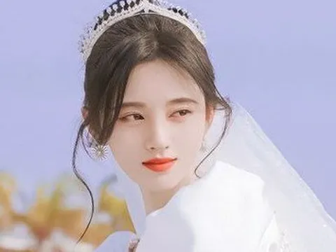 Vừa vào công ty đã mời cưới, nữ nhân viên ghi 3 chữ trên thiệp khiến đồng nghiệp sửng sốt