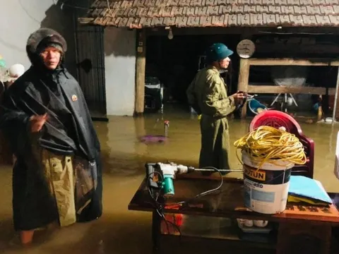 Vùng “rốn lũ” Nghệ An ngập sâu, nhiều xã bị chia cắt, 2 người tử vong