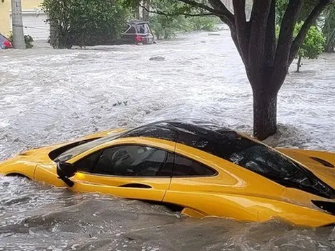 Siêu bão tại Mỹ nhấn chìm xe sang hàng triệu USD