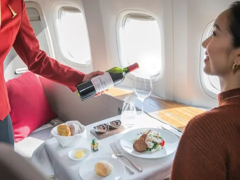 Mua bay vé hạng nhất để uống champagne gần 20 triệu đồng/chai